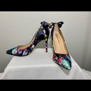 Neiman Marcus Verity Bow Pumps in Butterfly Fabric